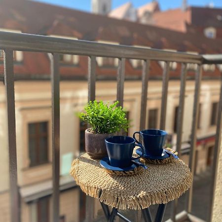 Audrey Hepburn Apartment Old Town Air Conditioned Bratislava Luaran gambar
