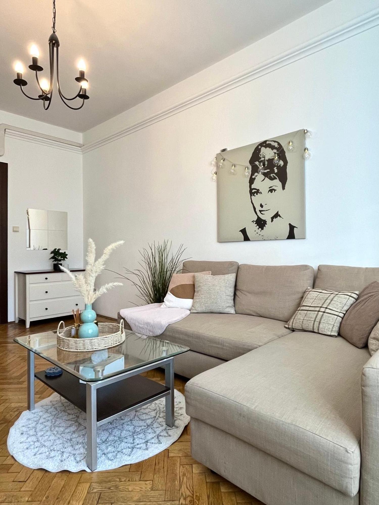 Audrey Hepburn Apartment Old Town Air Conditioned Bratislava Luaran gambar