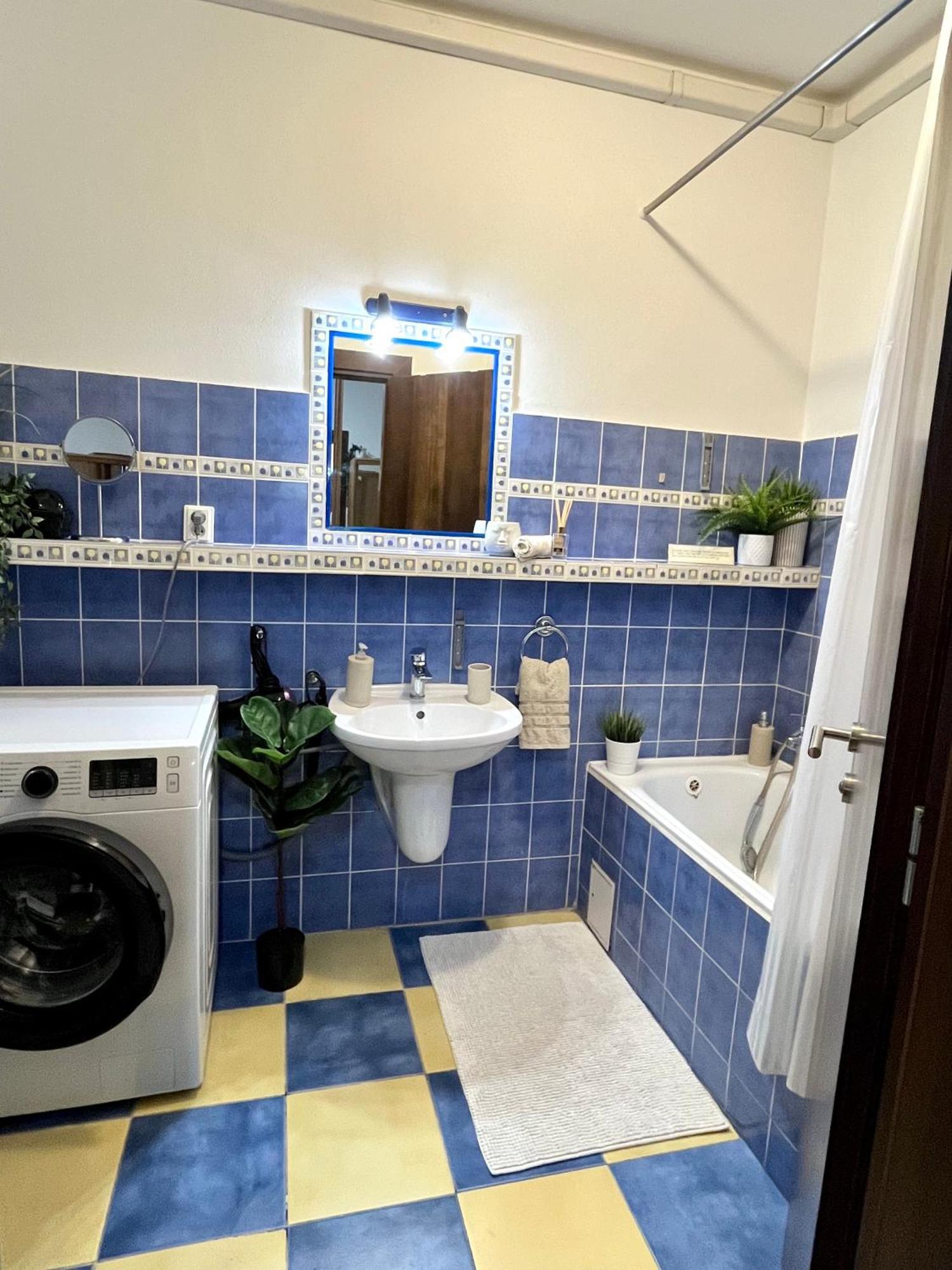 Audrey Hepburn Apartment Old Town Air Conditioned Bratislava Luaran gambar