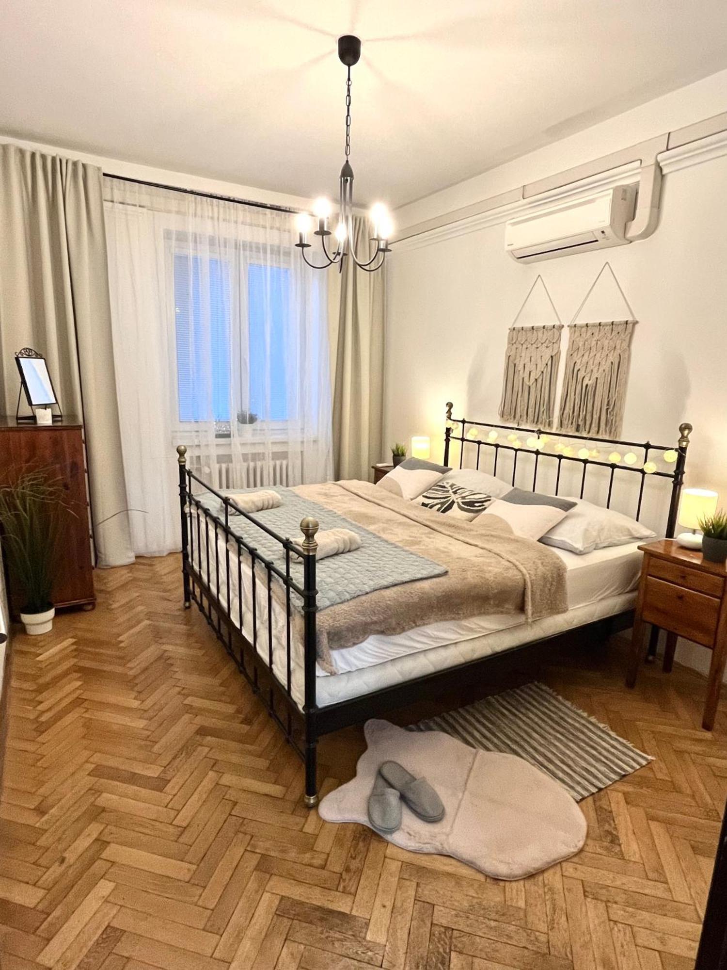 Audrey Hepburn Apartment Old Town Air Conditioned Bratislava Luaran gambar