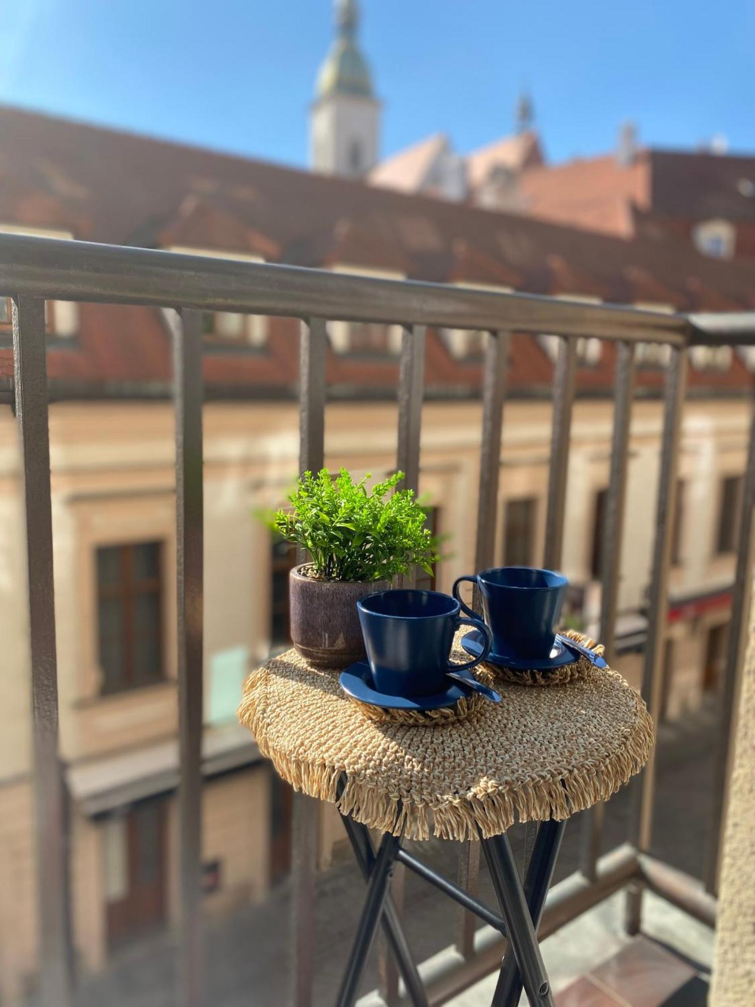 Audrey Hepburn Apartment Old Town Air Conditioned Bratislava Luaran gambar